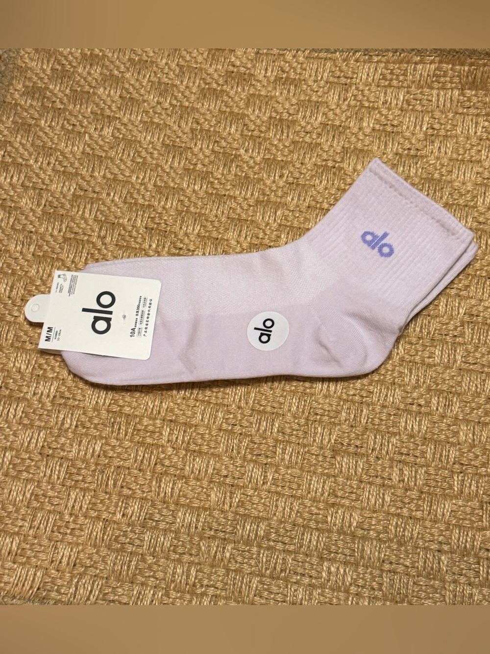 (NWT) ALO Yoga Lavender Crew Athletic Socks (Unisex, size Medium)